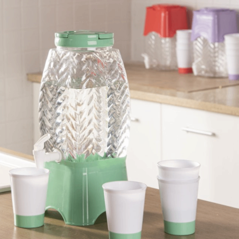 Ene uji dhe dispenser plastik per pije