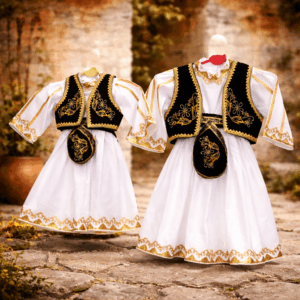 kostum tradicional i beratit ne dyqan taxi